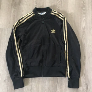 Adidas - En svart adidaskofta i storlek 38. Inte använd mycket. (Köparen står för frakten, 66kr spårbart)