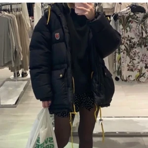 Fjällräven jacka  - Intressekoll på min fjällräven jacka i strl xxs. Men ja skulle säga att den passar xxs-m. Den har inga defekter, utan är i nyskick💓nypris är 5999kr. Skriv privat om du har frågor (lånad bild) 