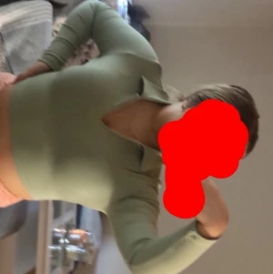 topp från shein i Är M men passar xs o S - Detta är en topp från shein. Den är i bra skicka använd 1-2 ggr. Skulle rekommendera den till någon som inte har lika stor byst. Den är i M men passar xs o s 