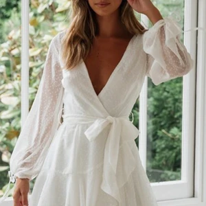 Vit klänning  - Världens finaste vita klänning från Dennis Maglic som är i jättebra skick då jag endast använt den en gång! Första bilden är lånad från hemsidan. Köpte den för 899kr men säljer för 300. Så fin till studenten eller bara till sommaren 💓 den är i storlek Medium men är åt det mindre hållet runt bysten och axlarna. 