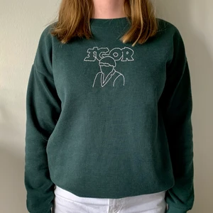 Broderad tröja - 💜Broderad tröja med Tyler The Creator motiv 💜Hör av er om ni vill köpa en liknande 💜Cirka 300kr plus frakt 💜Kom gärna med egna förslag på motiv 💜Olika färger och storlekar finns 💜Just denna är såld