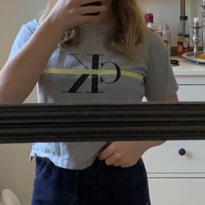 Calvin Klein t-shirt strl 10Y - Säljer denna t-shirt i strl 10Y! Jag köpte den själv begagnad men har inte använt den så många gånger:) tyget är lite sprucket som ni ser på bilden men inget som man tänker på! 