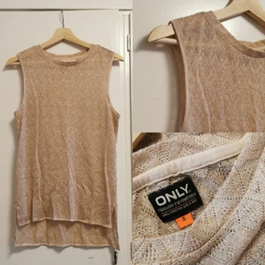 Linne genomskinlig mesch guld Only S - Ett längre linne i glitterguld från Only i storlek S. I ett snyggt see through material! 👀 Linnet är längre baktill med slut på sidorna och har även djupare ärmhål. Lite glittrigare i verkligheten!, 👑