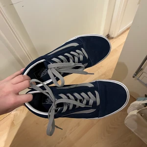 vans skor  - marinblåa vans skor med gråa snören, använda fåtal gånger så fint skick