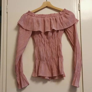 XS/S, Rosa Blus, off shoulder, kawaii - Jättesöt gammeldags rosa blus från Jus D'Orange i XS/S. Har lösa trådar (se bild 3) som enkelt går att fixa.🌸