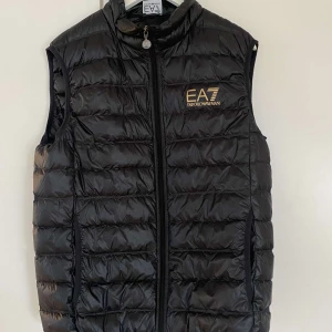 Ea7 väst storlek L - Aldrig använd