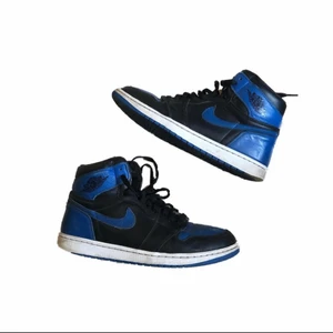 Jordan 1 game royal 2017 - Classic Jordan 1 game royals från 2017😮‍💨👍🏻 storlek 45/44 bra beaters då de är väl använda men ändå en fire sko  Cond: 6.5/10  Ingen låda🙌