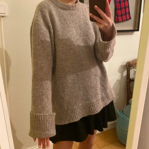 Our Legacy knit - Så snygg och mysig knitted sweater från Our Legacy. Knappt använd! Köpt för 2300kr. Storlek 50/L. Oversized på mig som vanligtvis har S