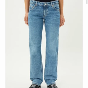 Arrow Low Waisted Jeans, strl 24/30 - De här byxorna köptes i somras och är bara använda ungefär tre gånger, det är väldigt fina i skicket men jag har tyvärr växt ur dom. Jag själv är 154 så de passar till er kortisar! Jag säljer dom för 300, ordinarie pris 500. Köparen står för frakten🥰🤩 