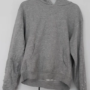 Hoddie med pärlor, XS - En så fin grå hoddie med pärlor i slutet av armarna. Använd ett fåtal gånger 💕