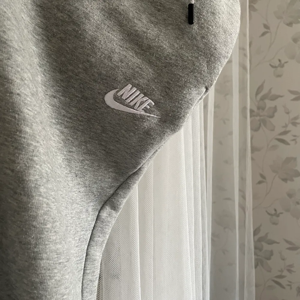 Nike sweatpants från Nike som köptes för 420kr, rätt så bra skick och använts några gånger. . Jeans & Byxor.