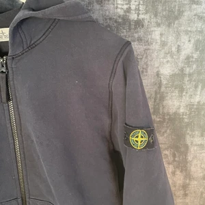 Stone island zip hoodie - Hej! Tänkte nu sälja min Stone island Zip hoodie då jag spar till ett par Arigato skor, inga fel på tröjan och den är 100% äkta. Skulle säga att de är lite först till kvarn. Tveka inte på att ställa nån fråga angående plagget. Ha det bra!