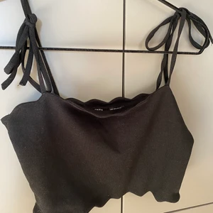 Svart linne  - Svart linne från zara, croppat med vågiga kanter (oanvänt)🤍