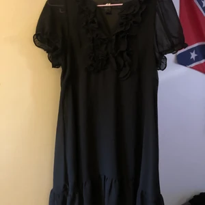 Lång blus/ kort klänning  - Jag har använt den få gånger som kortare klänning. Den är tunn så det är väldigt skönt att ha på sommaren. Är i väldigt fint skick