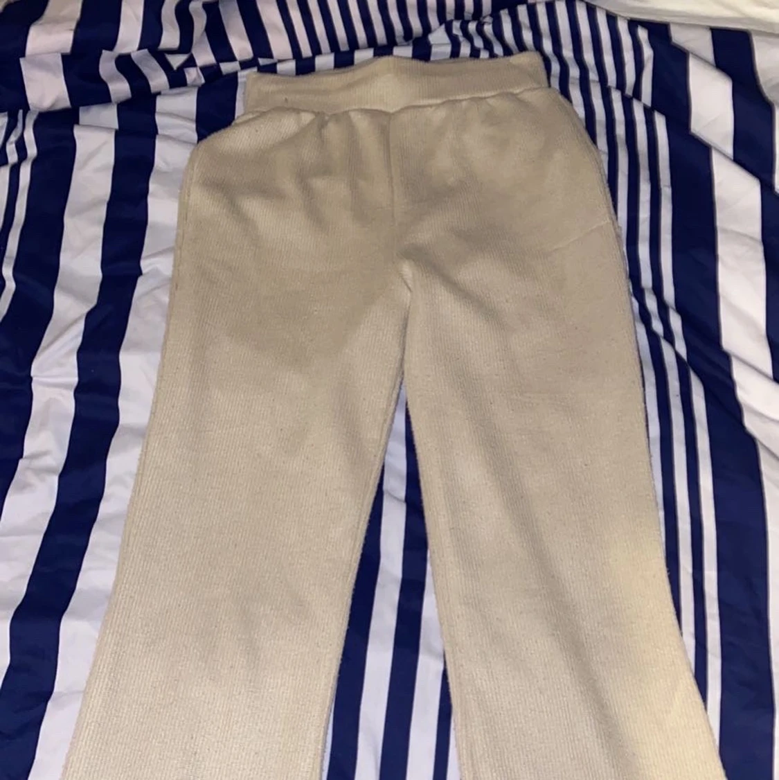 Utsvängda mjukis byxor