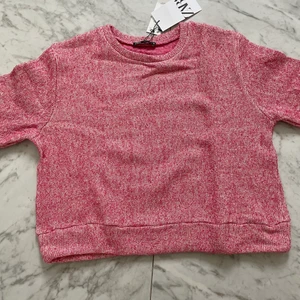 Rosa tröja med vitt i från Zara st S - Handlade från Zara och fick hem en dubbel order+ behövde betala dubbelt pris+gick ej att lämna tillbaka. Kvitto går självklart att få se.  Frakten är gratis! Skulle eventuellt kunna mötas upp på vald plats Nacka. 🌸tröjan är väldigt fluffig och mjuk på insidan🌸mvh Arwen