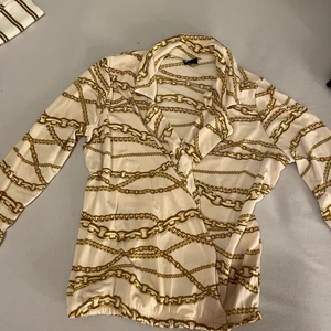 Tröja - I jätte bra skick sitter väldigt fint på. Pris 100kr .strlk xs men funkar som s