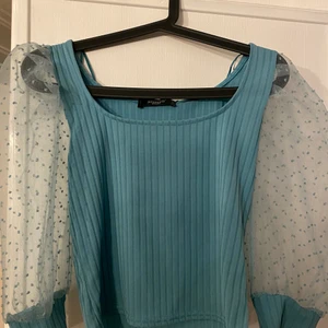 Grön topp - Fin grön/turkos topp med mesh puffärmar, helt ny prislapp sitter på. Strl S