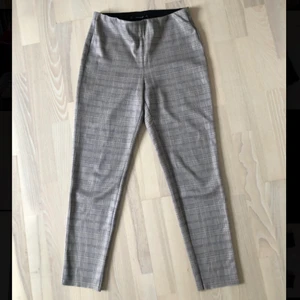 Stretchiga byxor från Zara - Säljer på grund av för lite användning.