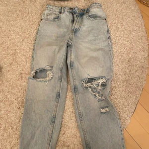 Ljusa håliga jeans  - Säljer dessa jätte fina ljusa jeansen från zara💖 köpta förra sommaren och använda någon få gång💕 dom är väldigt fina till vår och sommar då dom har ganska stora hål