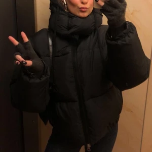 Weekday puffer jacket! - Supersnygg puffer-jacka från weekday som tyvärr inte kommer till användning, huvan går att ta av! Köpt för 700 kr, använd fåtal gånger, säljer för 400! Köpt i storlek L för att få en oversized look, har vanligtvis S/M och den sitter 👍 