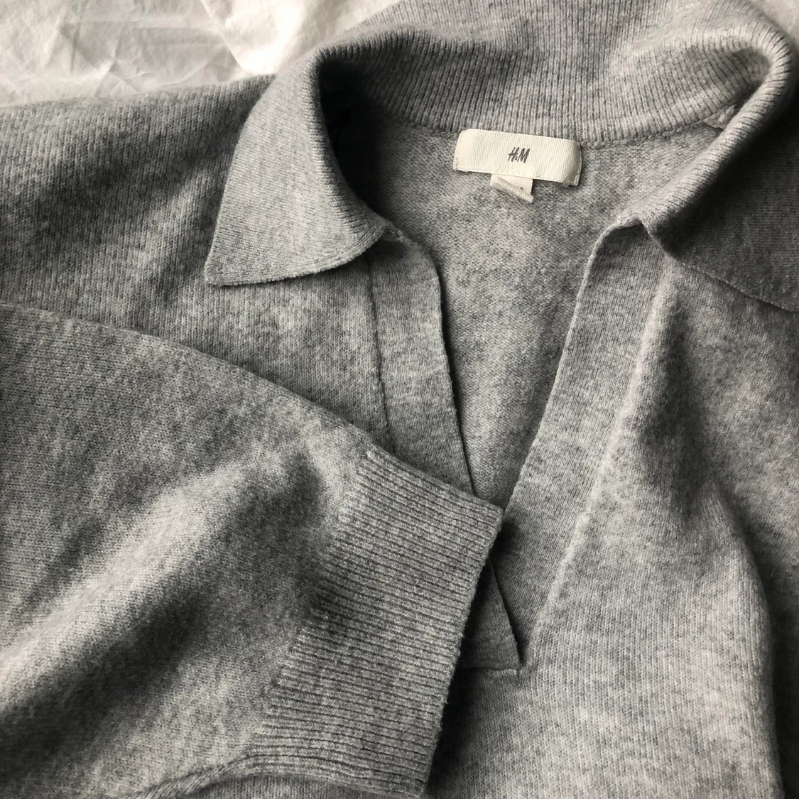Ljusgrå stickad tröja  - 90