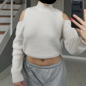 Gina tricot stl. S - Mjuk, stickad tröja som inte kliar, använd en gång och är i jättebra skick. 