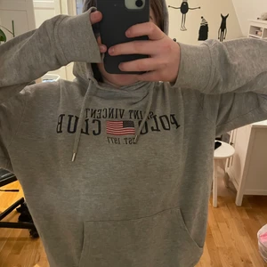 Grå hoddie - Passar på mig dom har M i hoodie💕 Men den är ca i xs-s för den är inte oversice på mig! 💕😃 där av säljer jag den, kontakta mig om du har nåra frågor om pris eller passform ! ✨💕