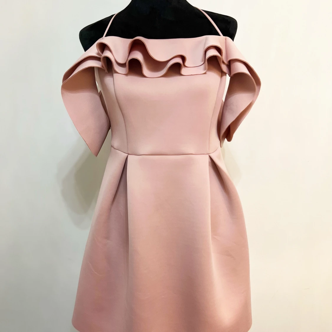 Ros volangklänning - ASOS storlek 44 - 90