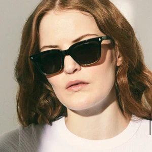 Solglasögon - Säljer dessa snygga mörkgröna solglasögon från Filippa K pågrund av ingen användning. Passar perfekt nu till sommaren