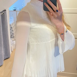 Vit blus - Säljer världens finaste blus. Superbra kvalite, känns väldigt exklusiv. Strl XS men skulle säga att den passar S. Hör av er vid frågor❣️❣️⭐️ 