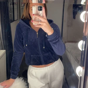 Zip hoodie  - En fin blå zip hoodie med dragkedja från Cubus i bra skick🦋