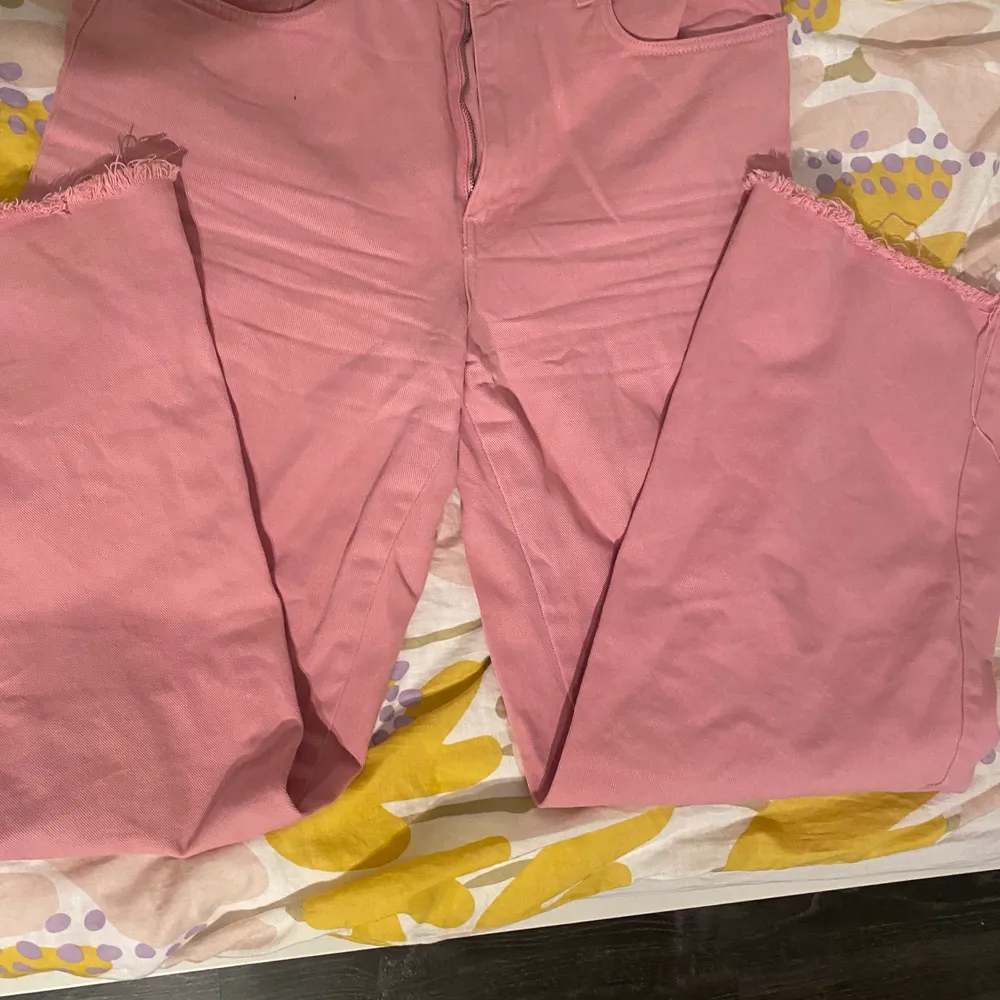 Rosa jeans från stradivarius i storlek 44. Dessa byxor är perfekt till våren med tanke på den rosa färgen. Byxorna är använda ett fåtal gånger och är som nya☺️. Jeans & Byxor.