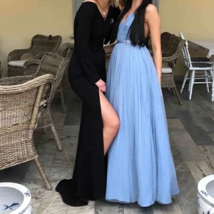 balklänning - den svarta balklänningen säljer jag. har både i strl 34&36. från nelly, ena är använd en gång endast. nypris var 900kr men säljer för 450kr och då ingår frakten. 