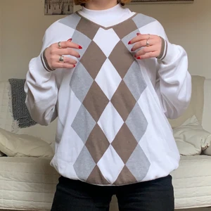 Brun Argyle - Säljer denna snygga Argyle-tröja i storlek XXL som sitter oversized på mig med storlek S/M! Obs! En tidigare ägare har skrivit sina initialer inuti tröjan, ovanför lappen, detta syns dock inte utifrån när tröjan sitter på❤️