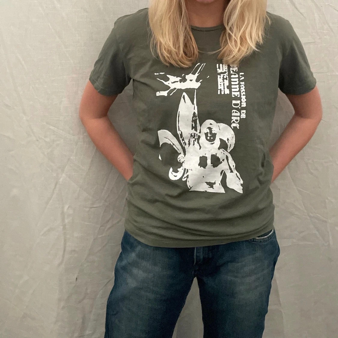 Mörk grön t-shirt med vit tryck