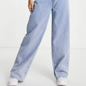 Jeans - Jätte fina helt oanvända jeans som jag säljer då jag tyvärr inte hann att skicka tillbaka dom. De satt tyvärr lite för stort på mig som är 1,58 men sitter säkert jätte fint annars. De är i storlek 38. Pris 200❤️ hör gärna av er vid frågor eller bilde