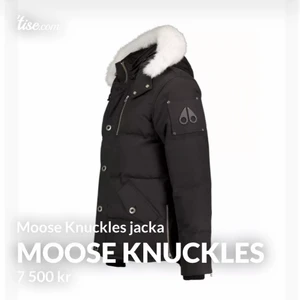 Moose Knuckles jacka - Moose Knuckles jacka, mörkblå strlk S-M 7000kr är priset men kan diskuteras vid snabba affär så kom med bud om du vill.. oanvänd med prislapp och original förpackning, skickar gärna detaljerade bilder i privat chatt då bilderna är begränsade.😌 