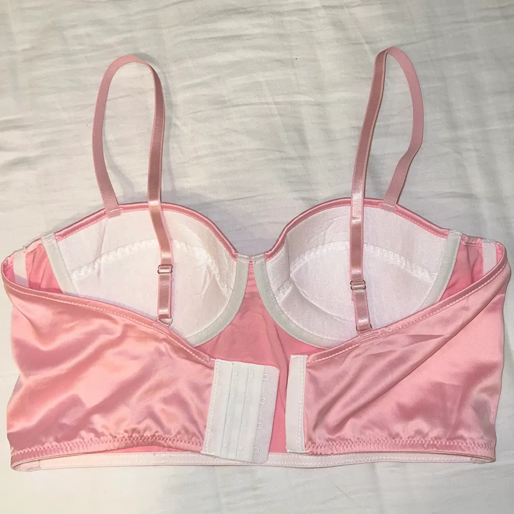 Supersnygg bralette som tyvär inte kommer till användning då den är lite för stor runt kroppen. Materialet är i satin, banden är justerbara. Jag är i vanliga fall 70-75 C så tror denna passar dig som är 80 eller över runt kroppen💕💕. Övrigt.