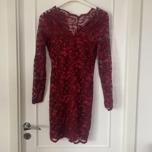 Röd klänning  - Röd klänning i spets som bara är använd en gång! 