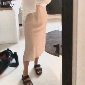 Kjol - Superfin satinkjol från Asos💗 Slutsåld på hemsidan. Säljer kjolen på bild 1 & 2. Endast provad, prislapp kvar! Lite genomskinlig men inget som syns med hudfärgade plagg under😄 Köptes för 340kr! Frakt tillkommer 