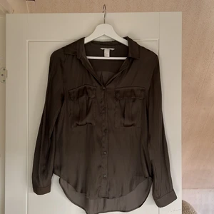Oversize skjort grön - Superfin oversize skjorta från hm i en grön skimrande färg. Köpare står för eventuell frakt ❤️‍🔥❤️‍🔥