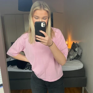 Oversized t-shirt - Danny saucedo x NAKD. Fin o skön t-shirt som är snyggt oversized. 💕🤍 väldigt bra skick. 