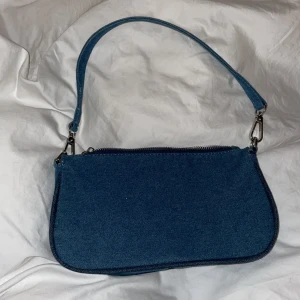 Väska - Söt liten väska i jeanstyg fårn Zara, superfin nu till våren💓 Endast använd fåtal gånger så i mycket fint skick!