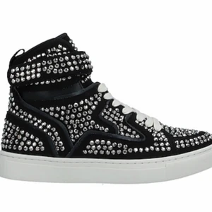 Sneakers - Säljer dessa riktigt balla sneakers som är helt slutsålda överallt! Älskar de men säljer pga de ej kommer till användning.