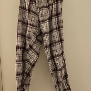 Rutiga mjukisar  - Super sköna mjukisar storlek S. Från Cubus. Knappt använda. Tyvärr en liten färgfläck bak men syns knappt. 