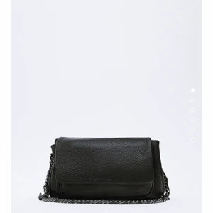 Zara väska - Den populära zara väskan som är slutsåld. Så fin zara väska som är i en perfekt storlek. Andvänt den bara ett par fårtal gånger men den är som i nyskick. Köpte för 359kr men säljer den för 299kr. Kom privat för fler bilder på. Köparen står för frakt. Buda i kmt för fler intresserade 💕