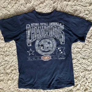 T-shirt - Cool t-shirt som bara inte kommer till användning längre, köpt på beyond retro. det är bara att skriva om du har några frågor💕