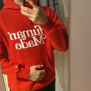 Röd Human made hoodie  - Väldigt tjock och skön human made hoodie, bra skick inge fläckar, hål eller liknande😁 nypris 2500kr