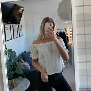 Fin blus  - Söt blus köpt på Pull and bear som använts ca 2 gånger. Denna är i offshoulder modell men går också att använda mer som en vanlig passform och blir då mer fyrkantig i urringningen✨🤩